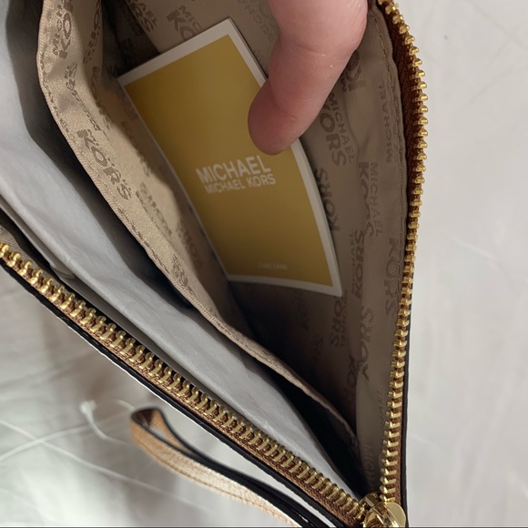 Michael Kors leather Wristlet 10x6 - Picture 5 of 5